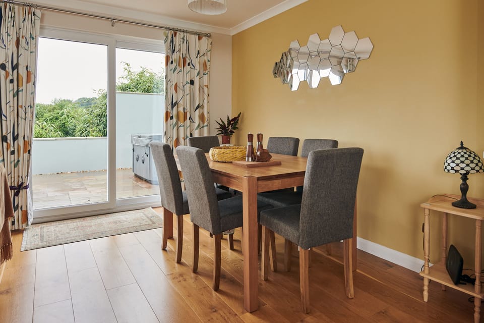 open plan dining