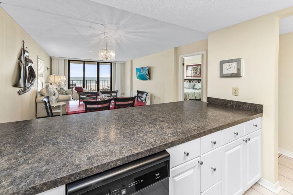 Kitchen/ Dining Area
