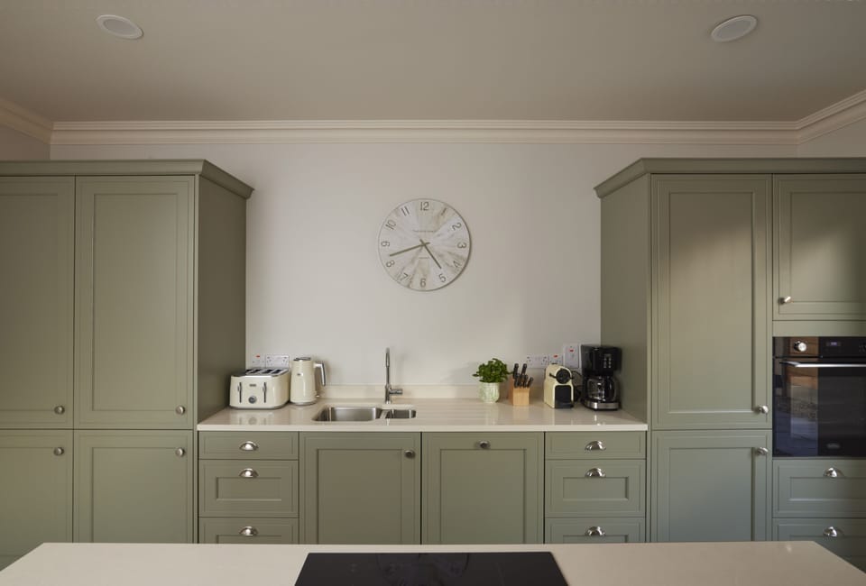 The lodge has a fully fitted kitchen with built-in appliances.