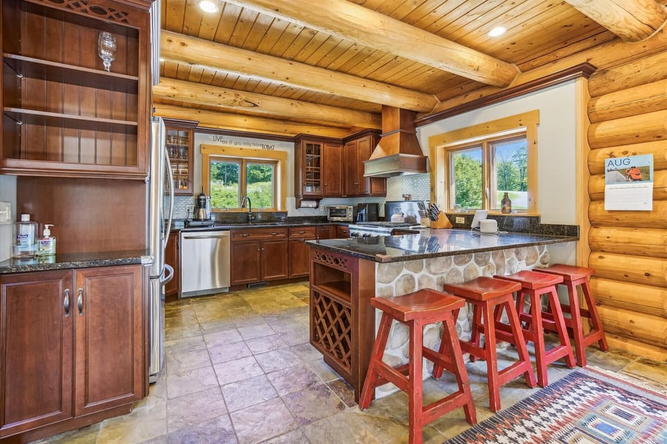 Cook a great meal in this fully kitchen. Extra seating at the breakfast bar.