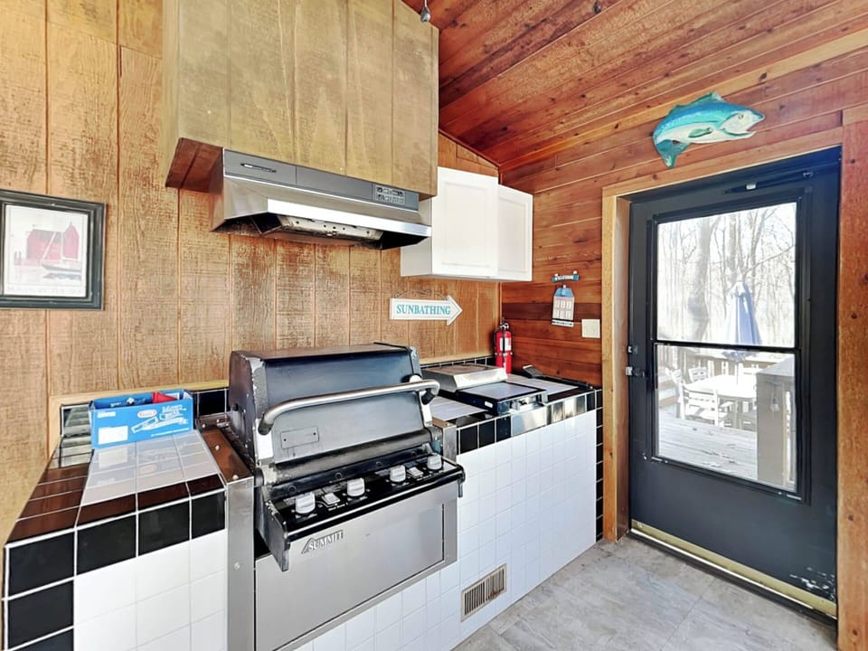 Screened-In Porch w/ Outdoor Kitchen