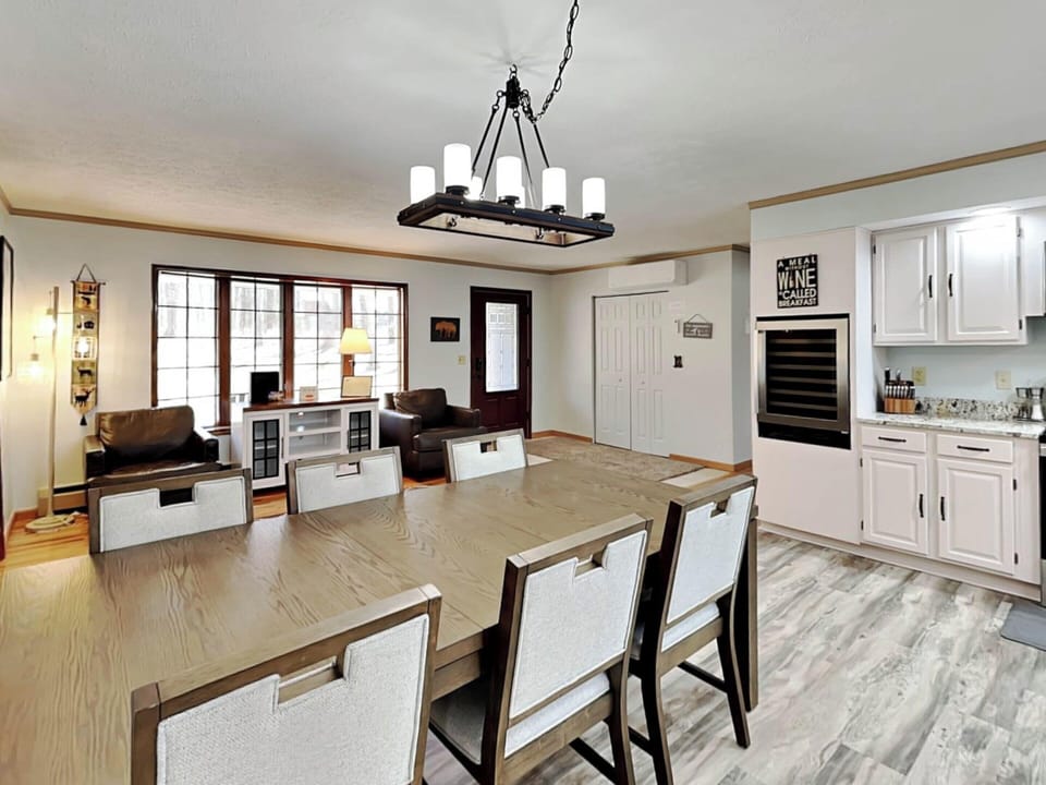 Dining Area w/ Seating for 6