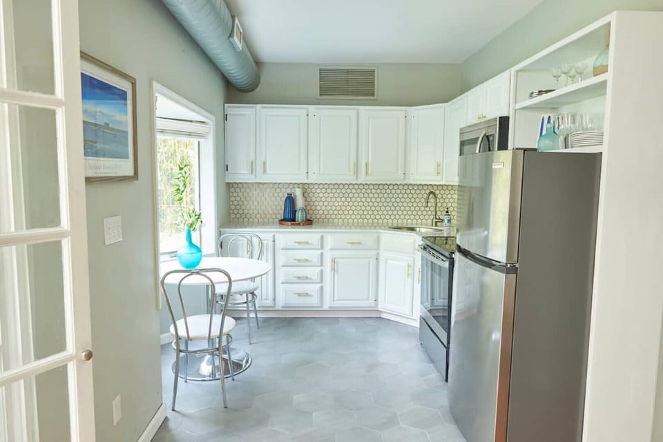 Newly renovated, fully equipped kitchen 