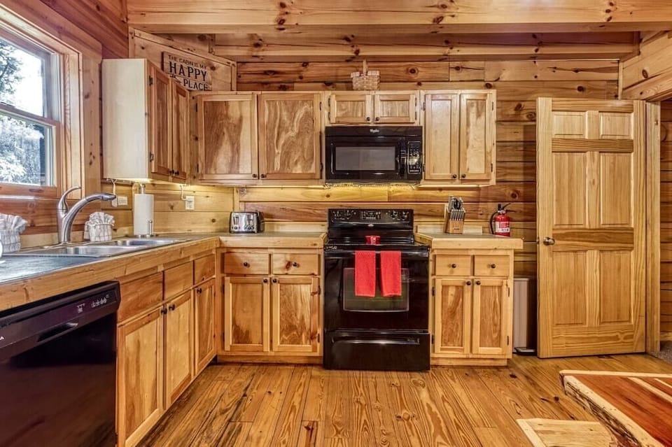 Uncle Buck's Cabin's fully equipped kitchen