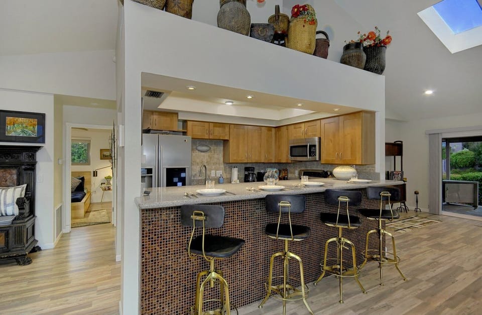 This bar is perfect for breakfast, lunch, and dinner