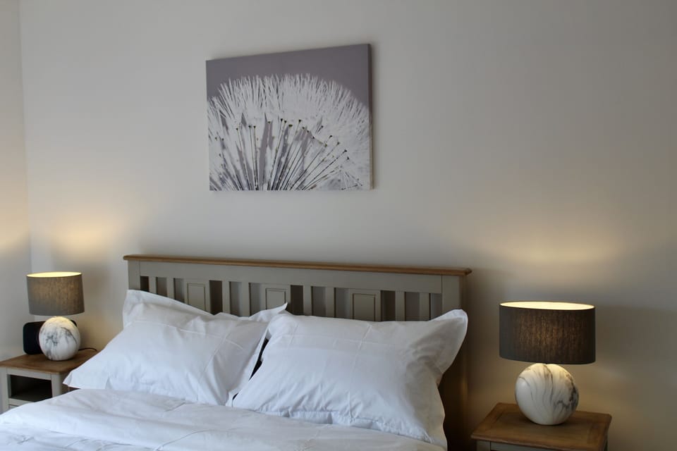 Master bedroom with walk in wardrobe and ensuite. Views of the Marina.