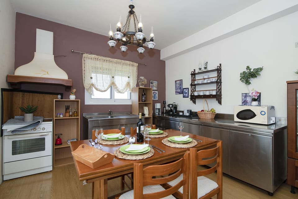 Full equipped kitchen with dining area