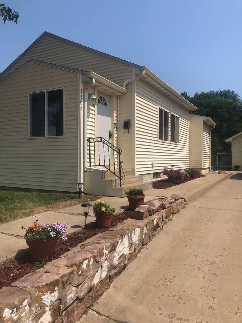 Just a couple of stairs into the house. Long driveway.