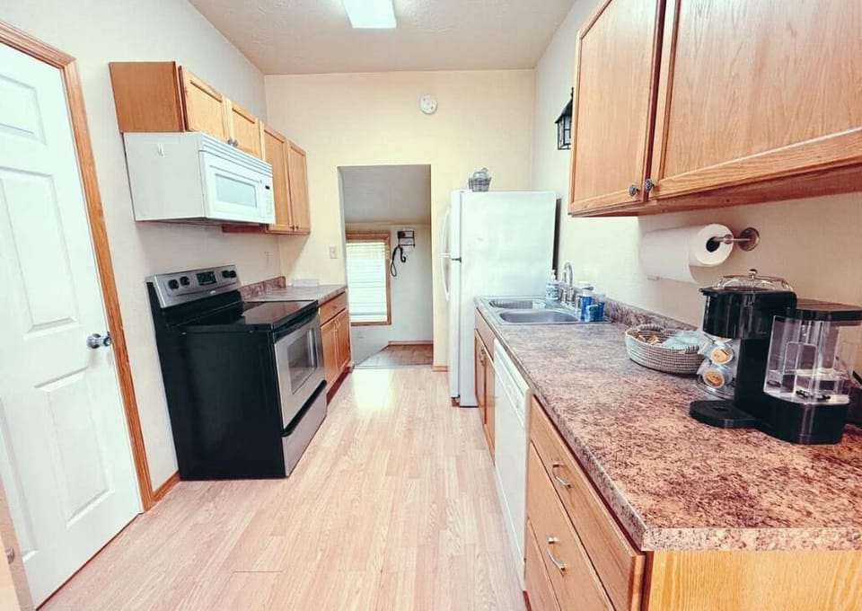 Another view of the kitchen.