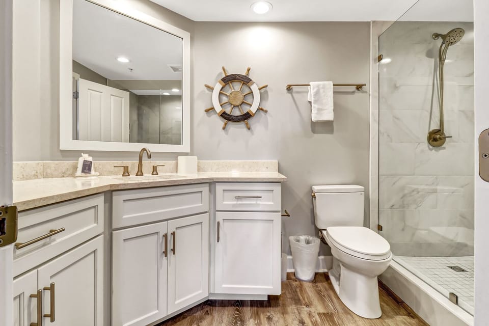 5305 Hampton Place | Bedroom 2 Bathroom - 5305 Hampton Place | Bedroom 2 Bathroom