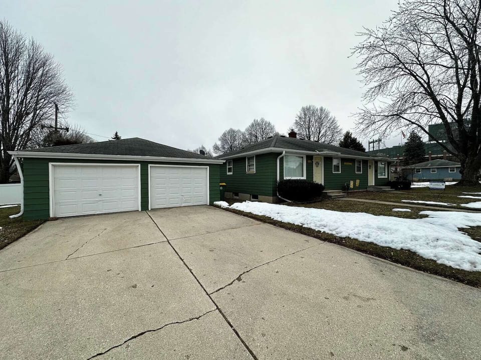 Garage accessible to guests to use for entertaining.  