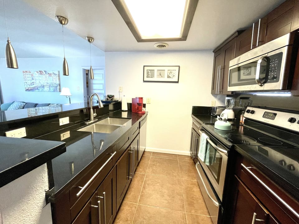 Well appointed kitchen - Keurig, Toaster, Blender, Kettle
