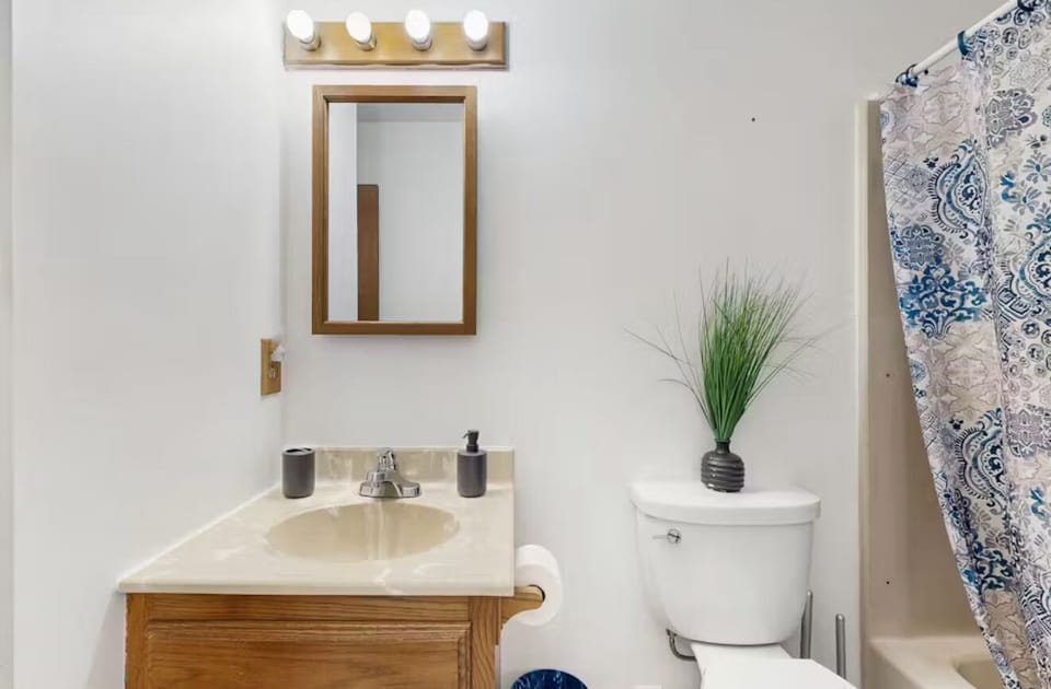 Hallway full Bathroom