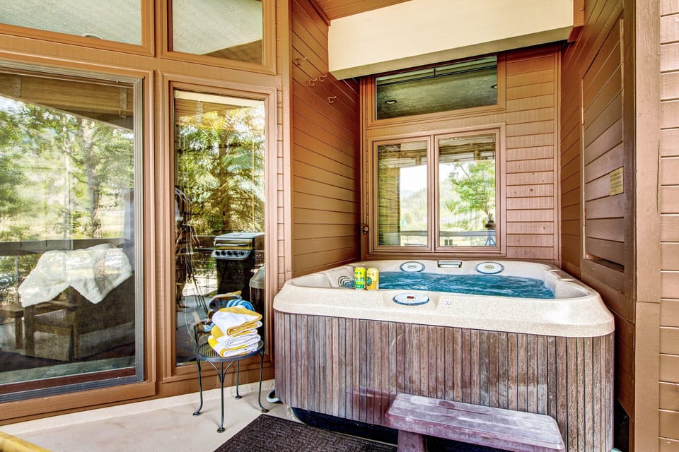 Indoor spa tub