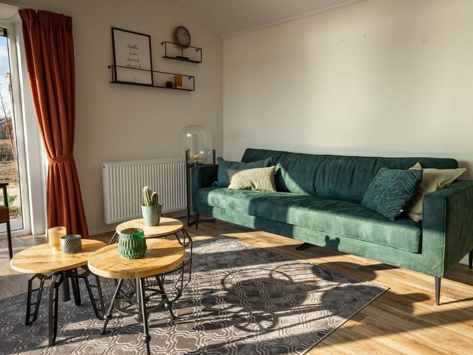 Table, Furniture, Couch, Wood, Building, Interior Design, Comfort, Architecture, Studio Couch, Flooring