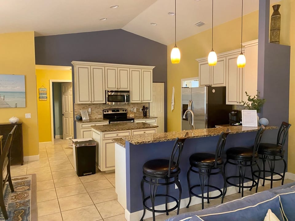 Kitchen and eat-in island area.
