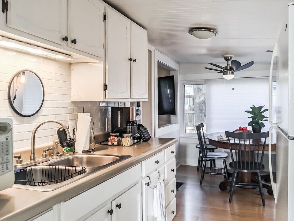 Well-stocked kitchen to whip up delicious meals.