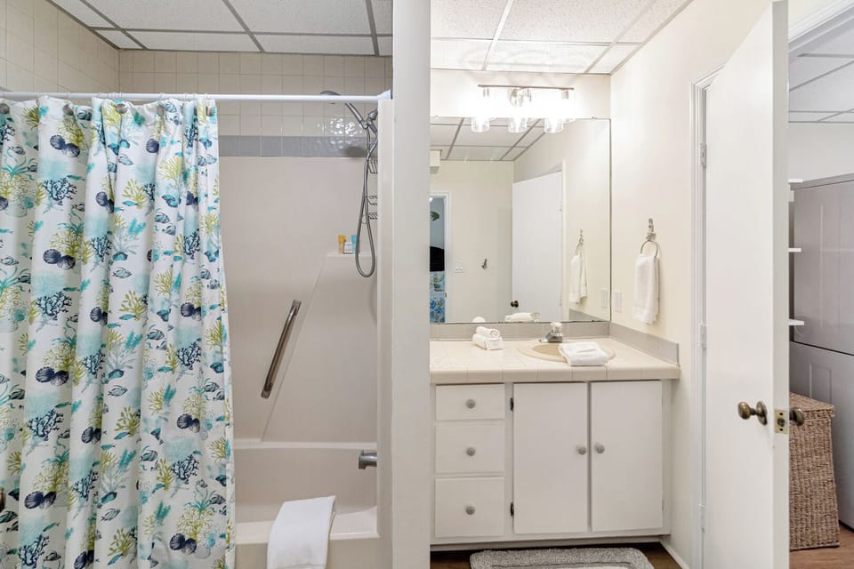Full Bath connected to Queen Bedroom

2nd Floor
