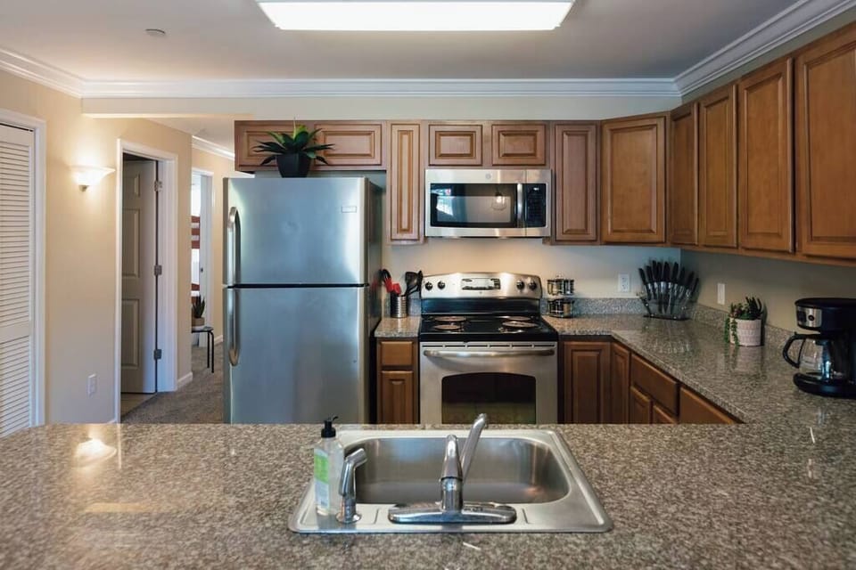We love the functional layout of this full kitchen. Plenty of room to prep, cook, serve, or eat!