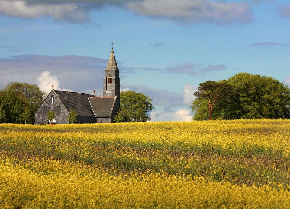 Old Court House Holiday Home, Pretty Lakeside Self Catering Holiday Accommodation Available Near Terryglass & Lough Derg in County Tipperary | Read More & Book Online Today