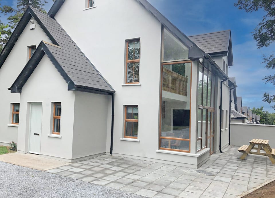 Old Court House Holiday Home, Pretty Lakeside Self Catering Holiday Accommodation Available Near Terryglass & Lough Derg in County Tipperary | Read More & Book Online Today
