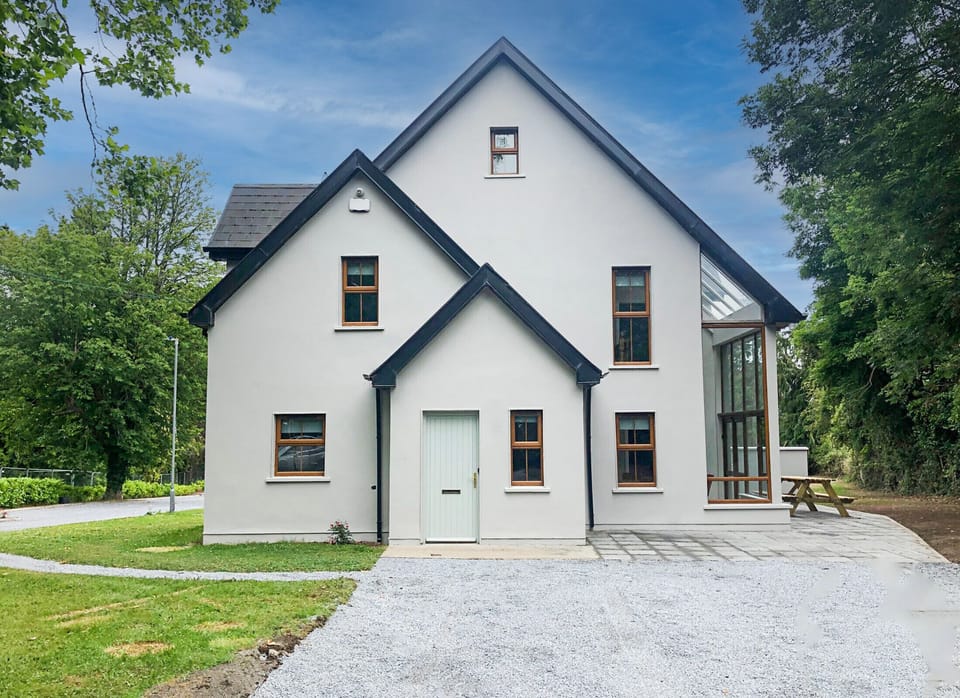 Old Court House Holiday Home, Pretty Lakeside Self Catering Holiday Accommodation Available Near Terryglass & Lough Derg in County Tipperary | Read More & Book Online Today