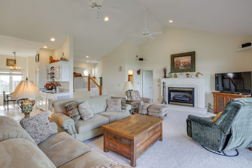 Living Room | Free WiFi | Gas Fireplace | 2nd Floor