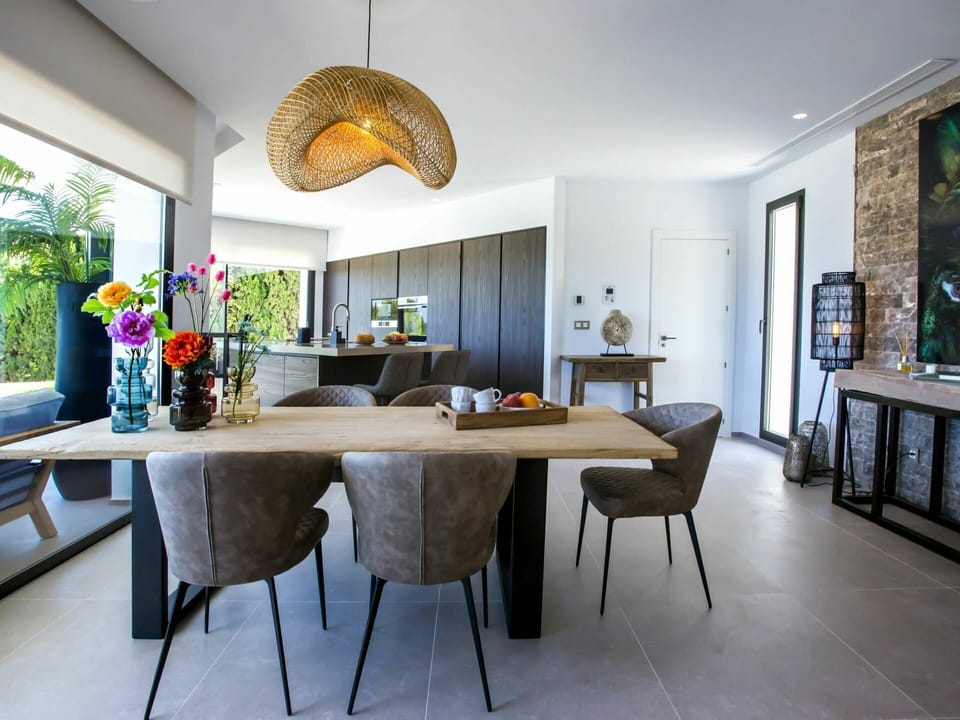Table, Furniture, Plant, Picture Frame, Building, Houseplant, Interior Design, Wood, Chair, House
