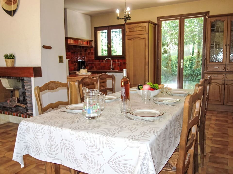 Table, Furniture, Property, Tableware, Chair, Window, Tablecloth, Stemware, Drinkware, Lighting