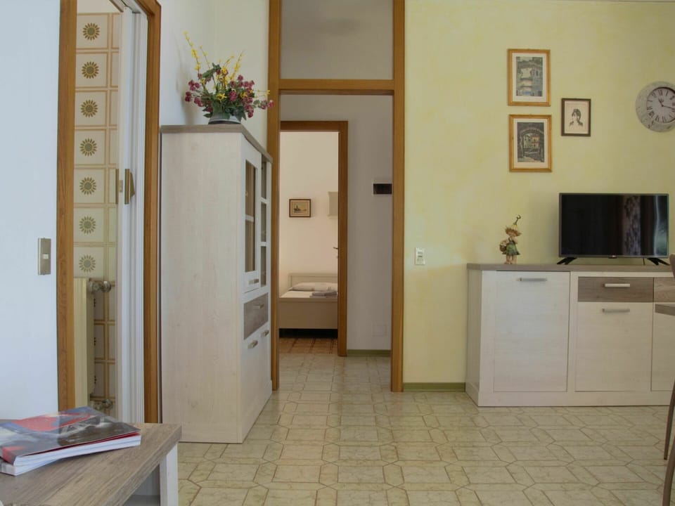 Property, Cabinetry, Countertop, Door, Building, Wood, Interior Design, House, Floor, Houseplant