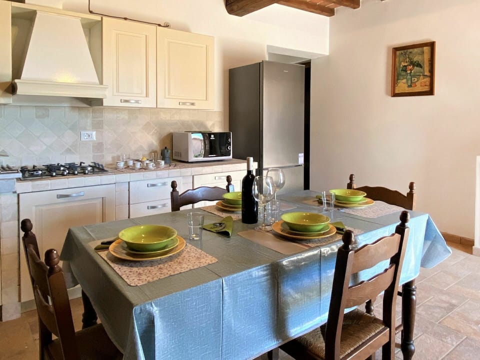 Cabinetry, Countertop, Furniture, Picture Frame, Property, Table, Kitchen Sink, Tap, Kitchen, Lighting