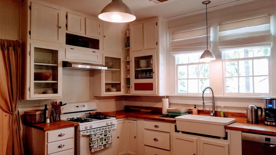 Full kitchen