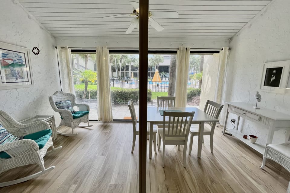 Enclosed lanai / Dining area
