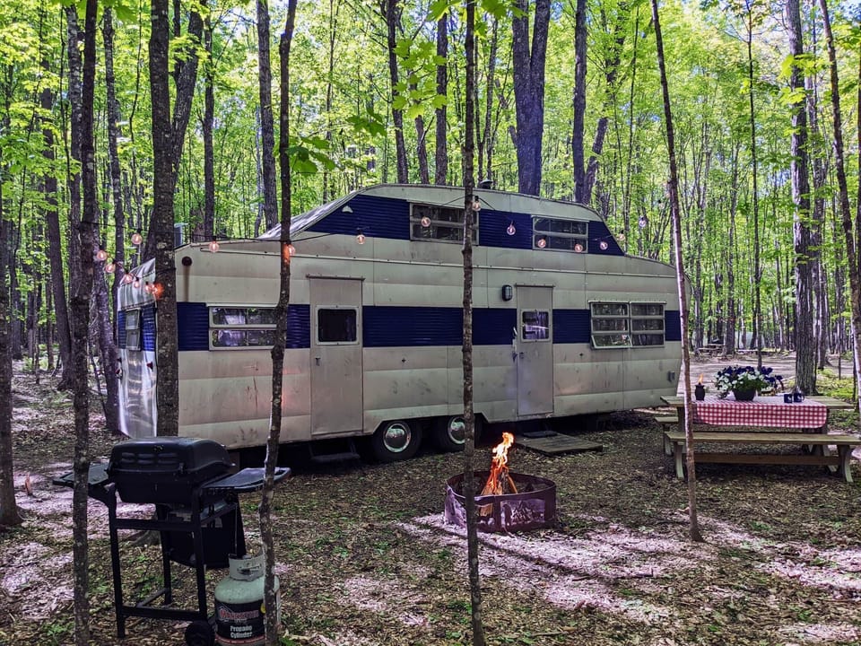 Lighthouse Vintage Camper 2