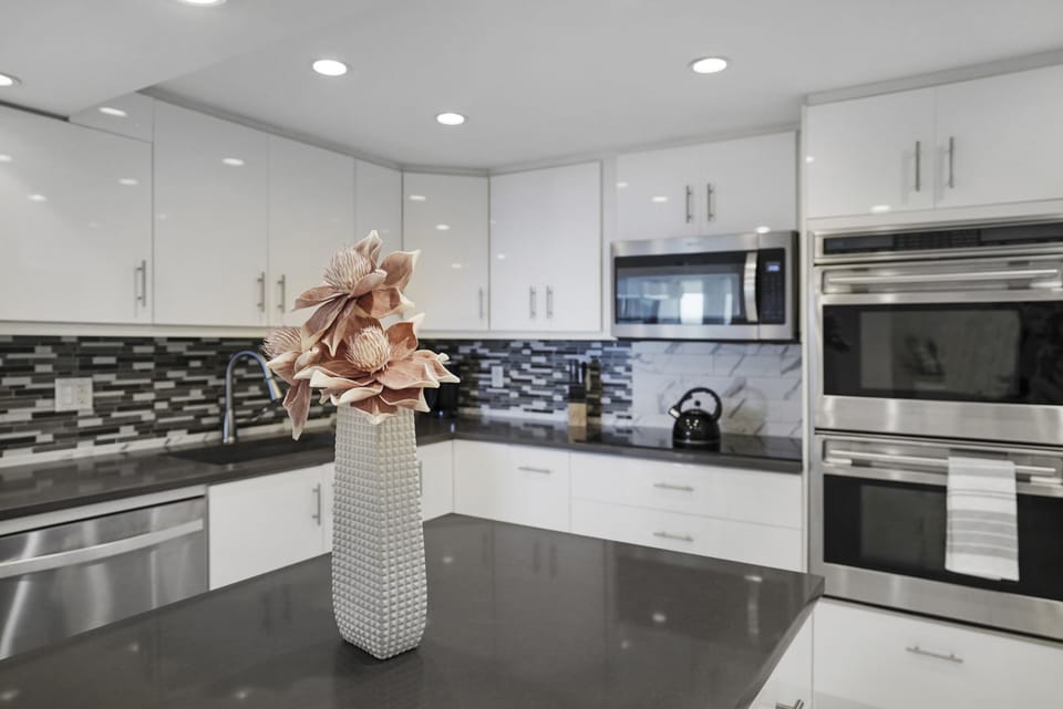 Fully equipped kitchen with washer/dryer