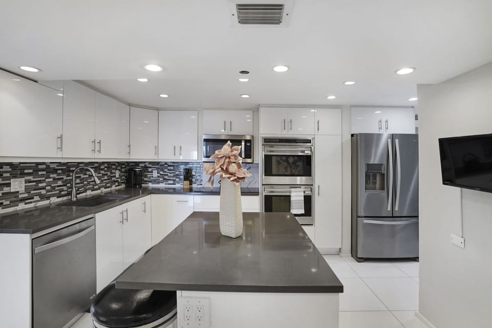 Fully equipped kitchen with washer/dryer