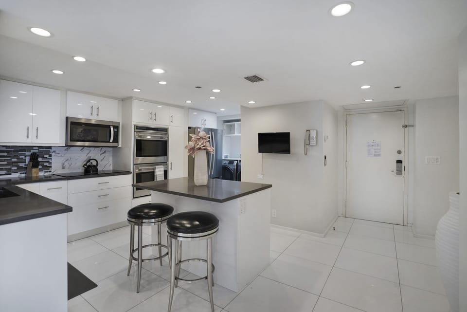 Fully equipped kitchen with washer/dryer, front entry