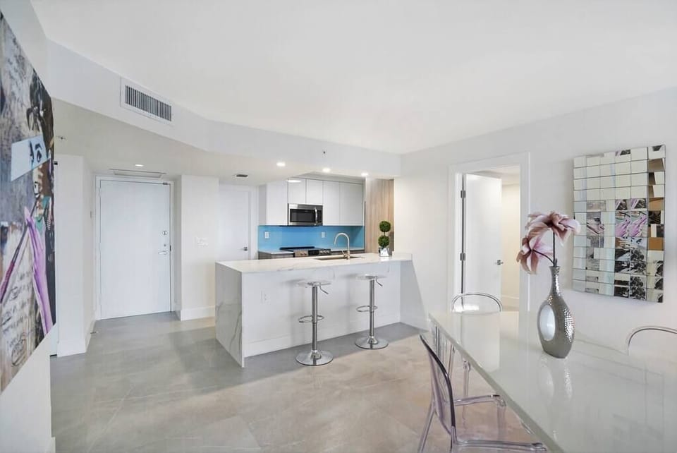Dining area for 4 and 2 at kitchen counter