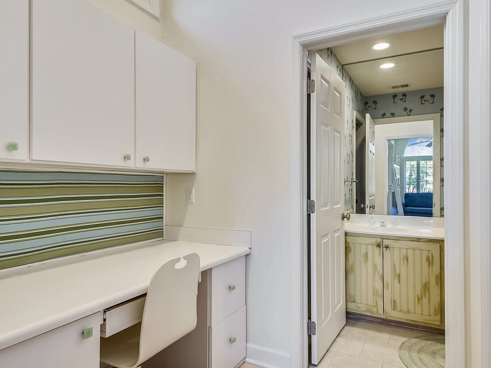Private Guest Bathroom at 6 Ruddy Turnstone