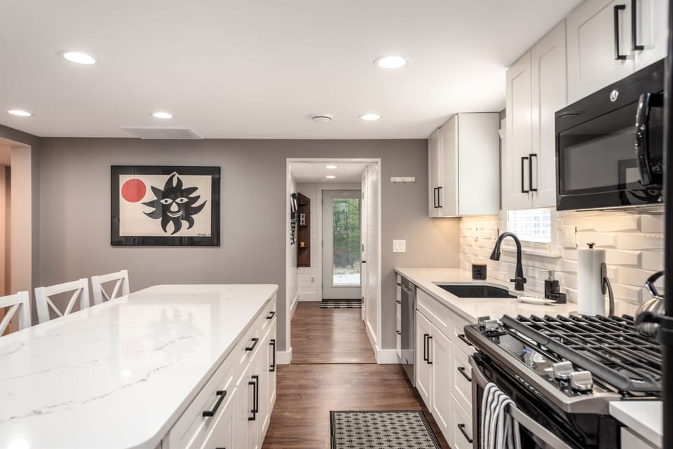 Amazing Kitchen! Island seating, fully appointed, gas stove, dishwasher, more.