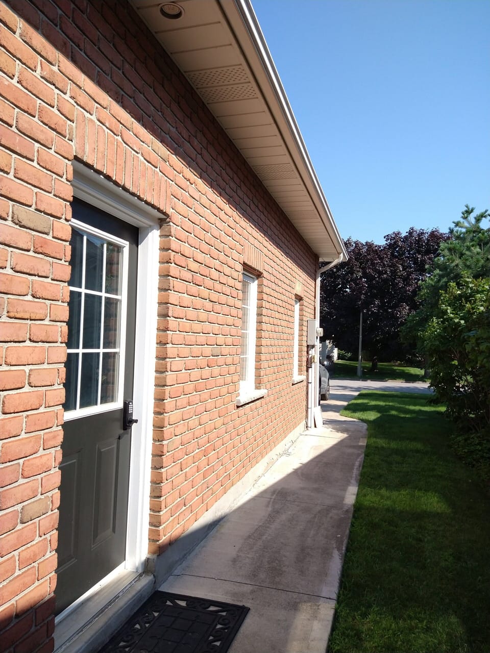 Side Entrance on the left side of the house. Smart-Lock.