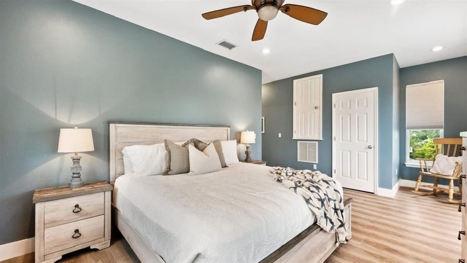 Upstairs Master Bedroom - King bed