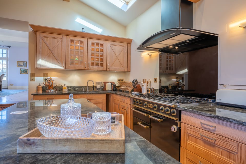 Full kitchen with classical styled gas oven