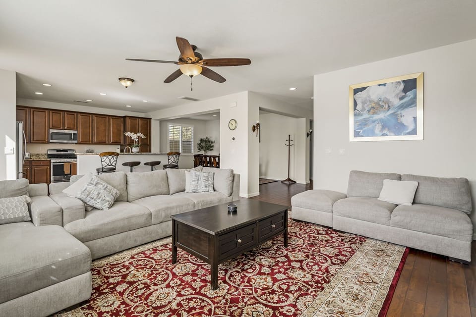 Open Floor Plan: Living Room,Dinning Room, Kitchen&outdoor BBQ all in one  space