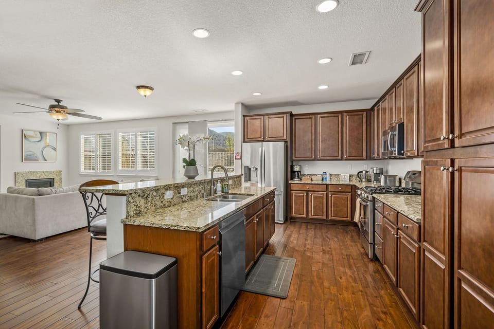 Open Floor Plan: Living Room,Dinning Room, Kitchen&outdoor BBQ all in one  space