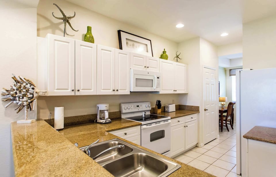 Fully Stocked Kitchen with all the Amenities! Perfect for Home Cooked Meals!