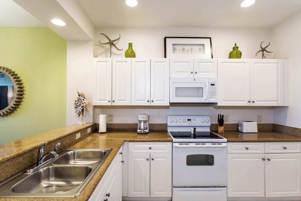 Fully Stocked Kitchen with all the Amenities! Perfect for Home Cooked Meals!
