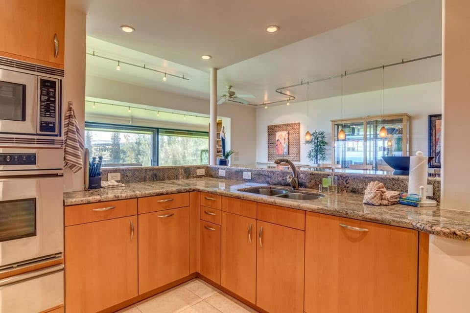 A dash of charm, a sprinkle of style—this glam kitchen was made for dream breakfasts and bubbly brunches    