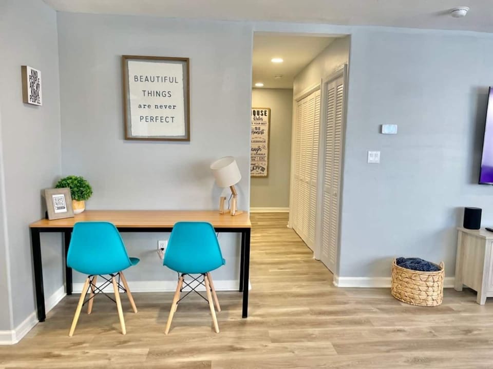 Need some work space for remote school or work? large desk comfortably use by two people. Super fast free wifi through the house and yard.