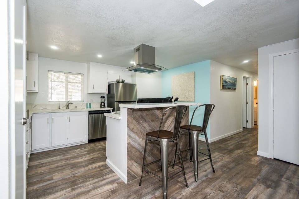 Sitting area in the kitchen island 